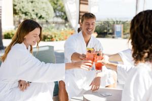 The Westin Carlsbad Resort & Spa في كارلسباد: مجموعة من الناس يجلسون حول طاولة يشربون المشروبات
