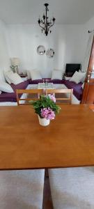 una sala de estar con una mesa con flores. en Cabañas Boutique San Lorenzo en San Lorenzo
