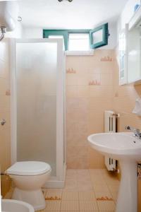 ein Bad mit einem WC und einem Waschbecken in der Unterkunft Trullo Rosy in Martina Franca