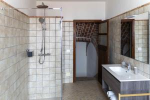 uma casa de banho com um lavatório e um chuveiro em Country House La Mela Ruscalla em Camino