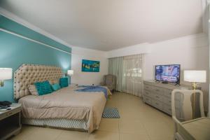 a bedroom with a bed and a television in it at Nk Hotel Nekié Tepic in Tepic