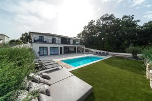 een huis met een zwembad in een tuin bij Très belle villa à Ghisonaccia avec piscine chauffée in Ghisonaccia