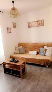 sala de estar con sofá y mesa en Le Cosy de L'Horme à 30 min de Lyon parking privé, en LʼHorme