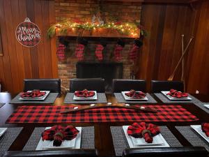 een tafel met een rode plaids en een open haard bij Fabulous Rustic Waterfront Cottage in Niagara in Fort Erie