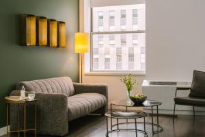 een woonkamer met een bank en 2 tafels bij Sonder at One Platt in New York