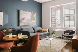 sala de estar con sofá, mesa y sillas en Sonder at One Platt, en Nueva York