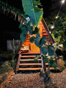 una pequeña casa con escaleras que conducen a ella en Glamping casal - mini chale mobiliado com colchão casal roupa de cama travesseiros - Rancho Perene estação rural en Jaraguá do Sul
