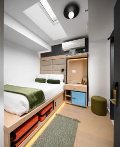 Little Charlie Hotel房間的床