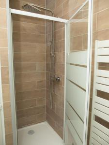 a shower with a glass door in a bathroom at Grand studio avec spa, cosy et rénové au cœur de Soissons in Soissons