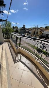 a balcony with a fence and a view of a street at Mimi’s dream Luján in Luján