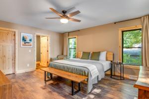 - une chambre avec un lit et un ventilateur de plafond dans l'établissement Anvil Lake Lodge, à Eagle River