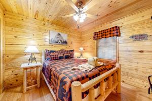 a bedroom with a bed in a log cabin at Rocky Bear Rest in Pigeon Forge