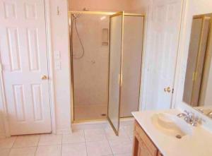 y baño con ducha y lavamanos. en House at Clear creek - Just 2 miles to Ft Cavazos , Adventhealth, en Killeen