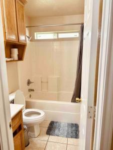 een badkamer met een toilet, een bad en een wastafel bij House at Clear creek - Just 2 miles to Ft Cavazos , Adventhealth in Killeen