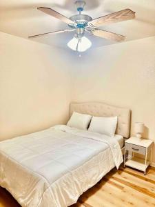 1 dormitorio con 1 cama y ventilador de techo en House at Clear creek - Just 2 miles to Ft Cavazos , Adventhealth, en Killeen