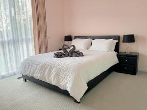 ein Schlafzimmer mit einem großen Bett mit einer Schleife darauf in der Unterkunft The peaceful retreat in Mulgrave