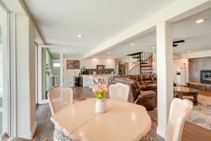 un soggiorno con tavolo e sedie di Luxury Arizona Escape - Pool, Hot Tub and Fire Pit a Phoenix