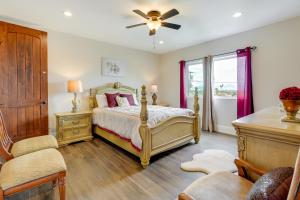 una camera da letto con un letto e un ventilatore a soffitto di Luxury Arizona Escape - Pool, Hot Tub and Fire Pit a Phoenix Altre 35 foto