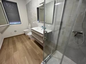 パドヴァにあるCasa Roma rooms&apartmentsのシャワー、洗面台、トイレ付きのバスルーム