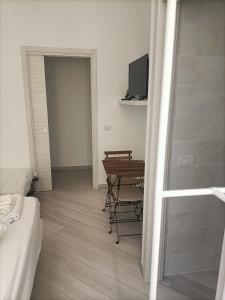 een kamer met een bed, een tafel en een televisie bij Rooms add e criatur in Napels