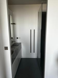 La salle de bains est pourvue d'un lavabo et d'un miroir. dans l'établissement Luxury flat - Paris - Eiffel Tower - 2 rooms, à Paris