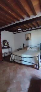 a bedroom with a large bed in a room at La Casina di Nonna Lola in Castiglione dʼOrcia