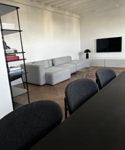 - un salon avec un canapé blanc et des chaises dans l'établissement Luxury flat - Paris - Eiffel Tower - 2 rooms, à Paris