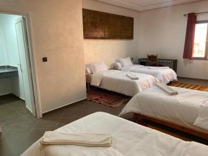 Postel nebo postele na pokoji v ubytování Hôtel LAKASBAH Ait Ben Haddou