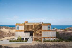 una casa sulla spiaggia con l'oceano dietro di Eolia Sustainable Design Hotel a Manta