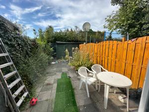 d'un jardin avec une table, des chaises et une clôture. dans l'établissement Wow, à Rotterdam