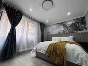 een slaapkamer met een bed en een groot raam bij 404 on 9 Palm Blvd in Durban