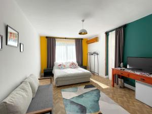 Il comprend un salon doté d'un canapé et d'une télévision à écran plat. dans l'établissement Cabbana Hotel Lara, à Antalya