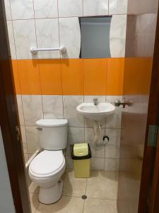 a bathroom with a toilet and a sink at LATORRE HOSTAL in Jaén