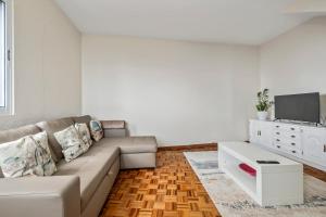 een woonkamer met een bank en een tv bij De Freitas Home in Porto Moniz