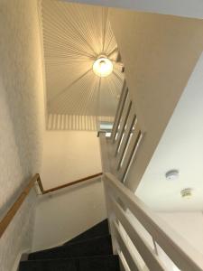 Una escalera en una casa con techo en Comfy 2 bedroom house, newly refurbished, self catering, free parking, walking distance to Cheltenham town centre, en Cheltenham