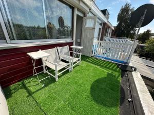 a yard with two chairs and a table on a porch at Wow in Rotterdam +9 photos