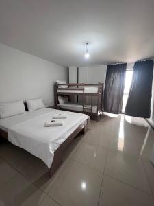 1 Schlafzimmer mit 1 Bett und 2 Etagenbetten in der Unterkunft Hotel Palace Struga in Struga