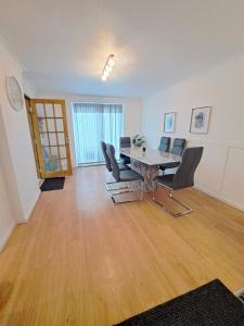 an empty living room with a table and chairs at Professional Stay Doctors Nurses Trades in Luton