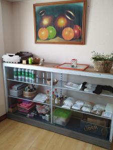 a display case with a painting of apples on the wall at Casa Rural Zaba Lago de Tota in Aquitania