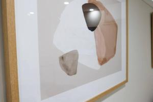 ブラントフォードにあるFriendly Garden Ave Suite 1 Mins to Hwy 403の壁に掛けられた靴の彫刻の絵