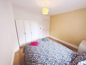 um quarto com uma cama e armários brancos em 1 Bed Room Flat Near Central em Londres
