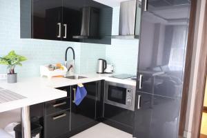 Kuchyň nebo kuchyňský kout v ubytování Grand avenue condo Soi Boaukow