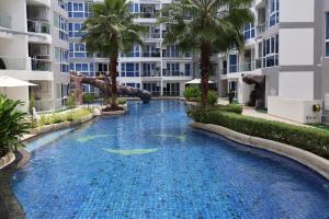 Bazén v ubytování Grand avenue condo Soi Boaukow nebo v jeho okolí