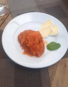 阿瓜斯－迪聖佩德羅的住宿－Pousada Líder，桌上的白色盘子,上面有食物和奶酪