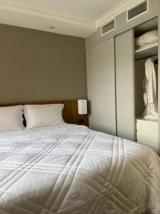 a bedroom with a large white bed in it at Executivo em Hotel - Vila Olímpia in Sao Paulo