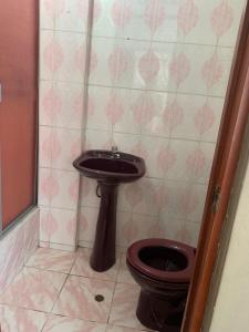 een badkamer met een toilet en een wastafel bij Casa por tecsup in Paucarpata