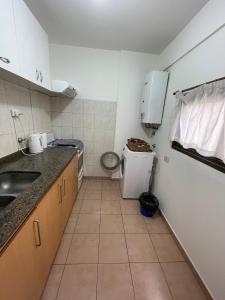 una pequeña cocina con lavabo y aseo en DEPARTAMENTO EN EL CORAZÓN DE NUEVA CÓRDOBA en Córdoba
