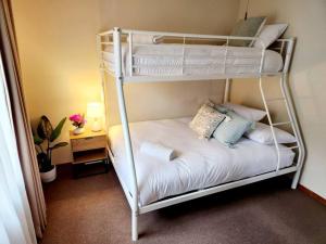 Łóżko lub łóżka piętrowe w pokoju w obiekcie The Edward - Central Unit