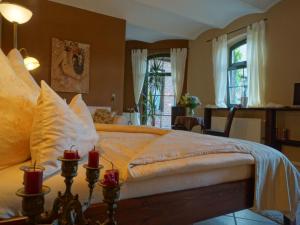 1 dormitorio con 1 cama con 2 velas en una mesa en Raminorca Ferienwohnung - Frühstück kann man bei uns dazu buchen, en Ramin