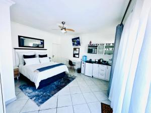 a bedroom with a bed and a desk in it at Hotel Vibes Ferndale in Johannesburg